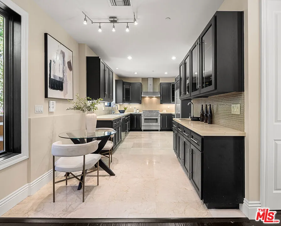 6477 Deep Dell Pl, Los Angeles, California 90068 home-pic-9