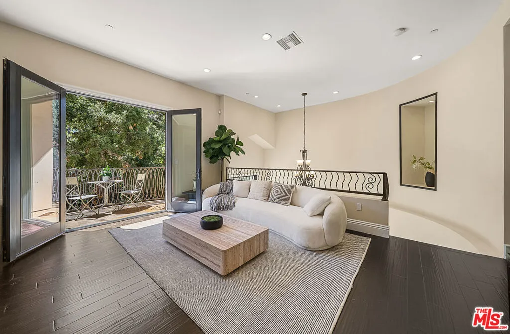 6477 Deep Dell Pl, Los Angeles, California 90068 home-pic-4