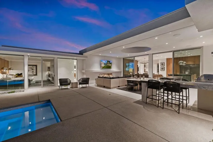 Outdoor Kitchen & Lounge