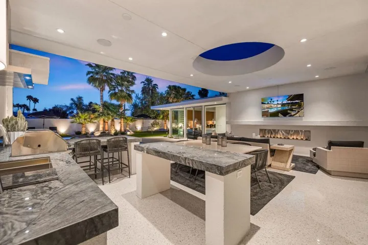 Outdoor Kitchen & Lounge