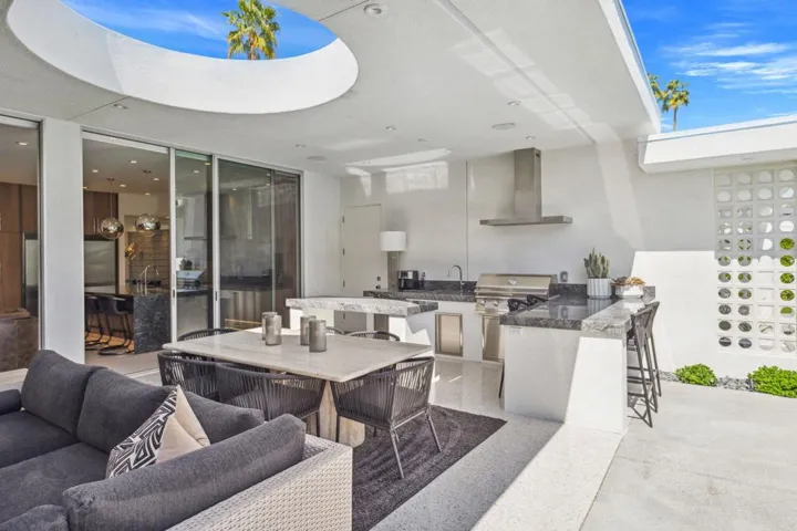 Outdoor Kitchen & Lounge