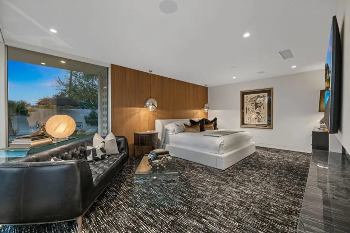 Primary suite (bedroom 1)