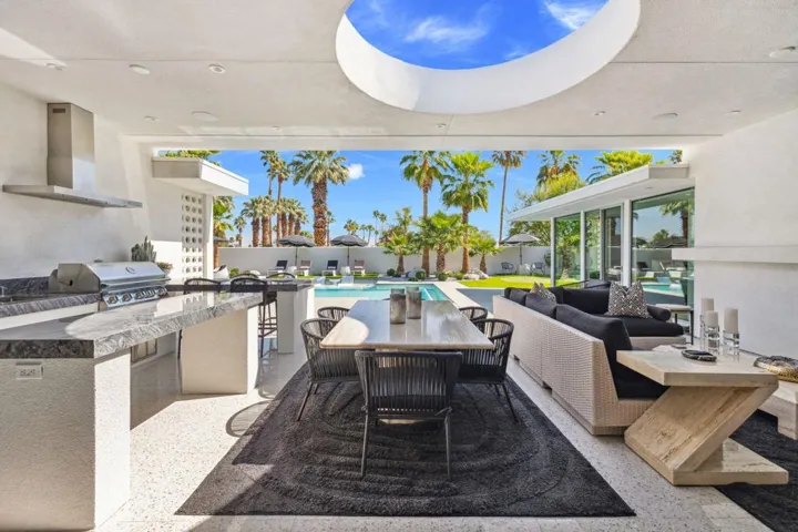 Outdoor Kitchen & Lounge