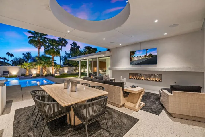 Outdoor Kitchen & Lounge