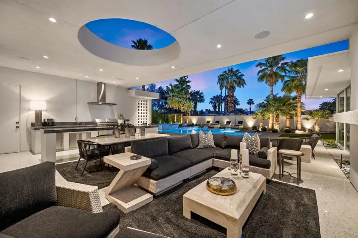 Outdoor Kitchen & Lounge