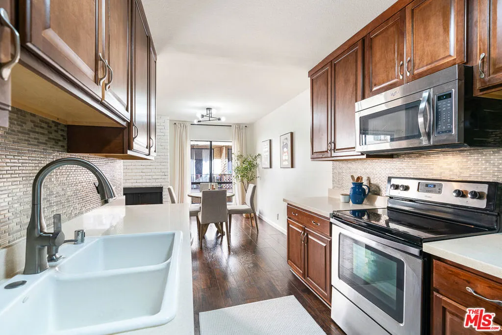 1750 Camino Palmero Street 442, Los Angeles, California 90046 home-pic-6