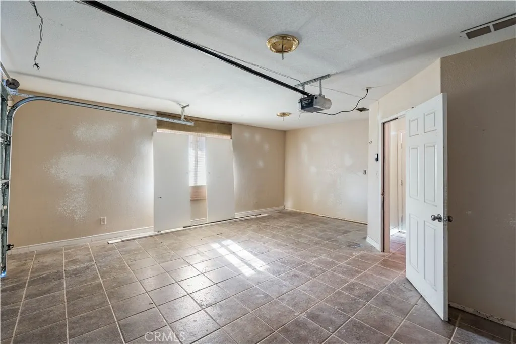 12850 Lakota Rd, Apple Valley, California 92308 home-pic-24