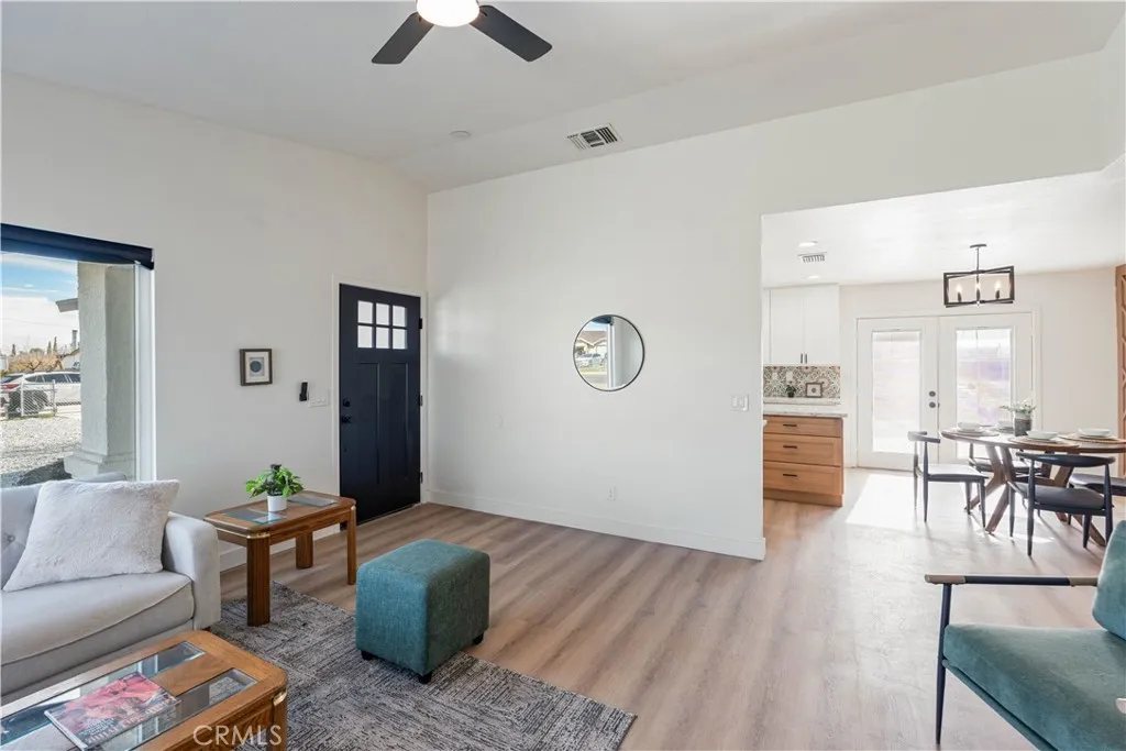 12850 Lakota Rd, Apple Valley, California 92308 home-pic-11