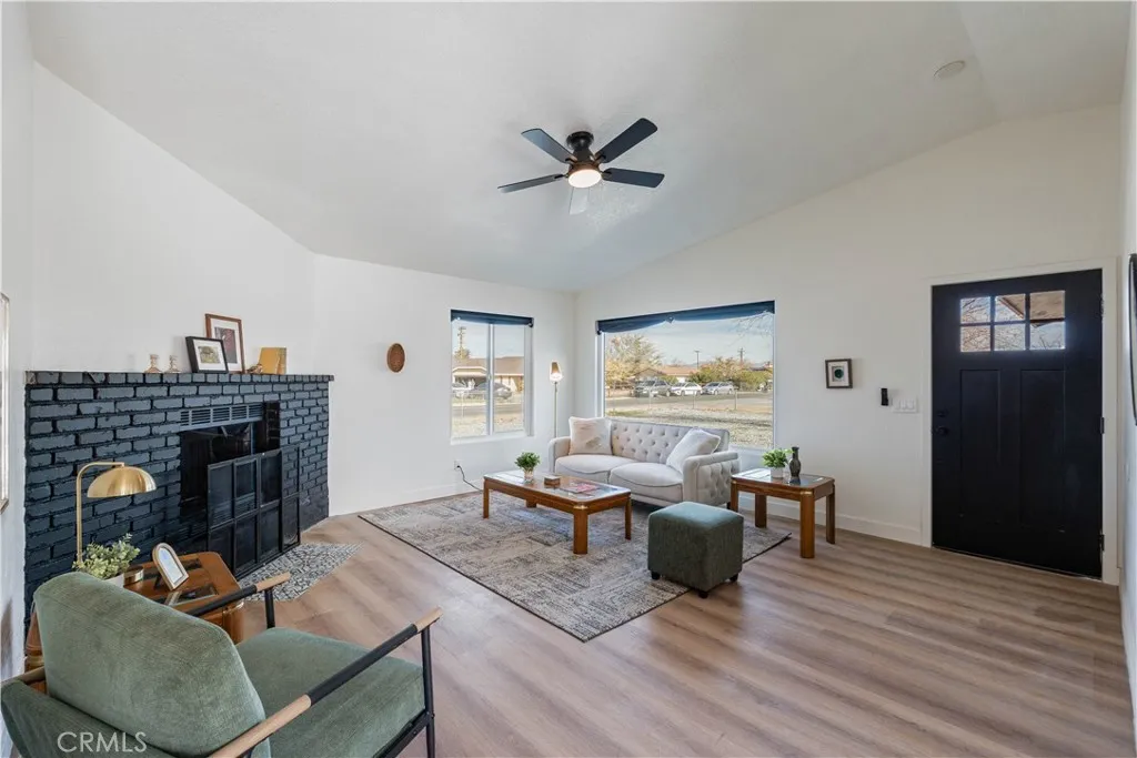 12850 Lakota Rd, Apple Valley, California 92308 home-pic-12