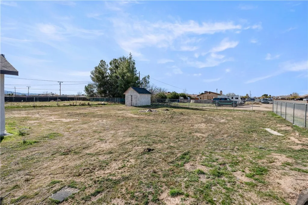 12850 Lakota Rd, Apple Valley, California 92308 home-pic-33