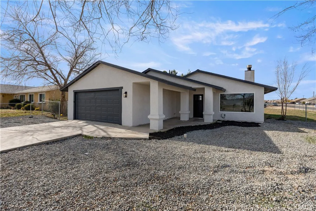 12850 Lakota Rd, Apple Valley, California 92308 home-pic-1