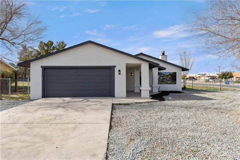 12850 Lakota Rd, Apple Valley, California 92308 home-pic-2