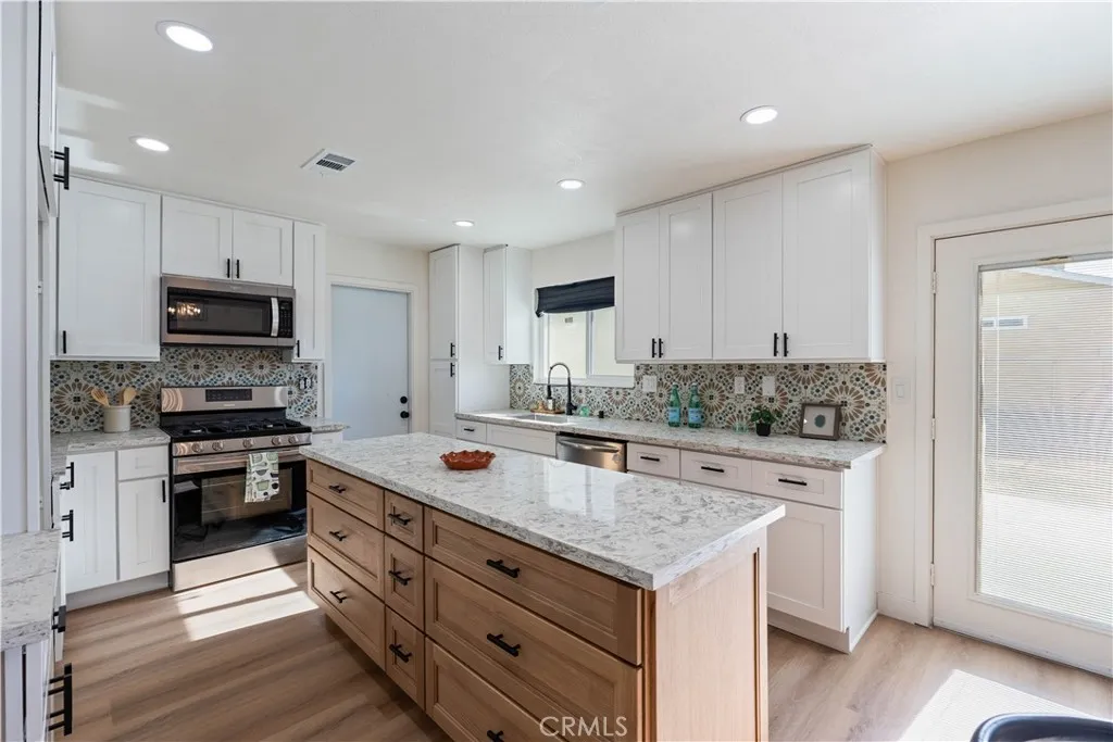 12850 Lakota Rd, Apple Valley, California 92308 home-pic-9