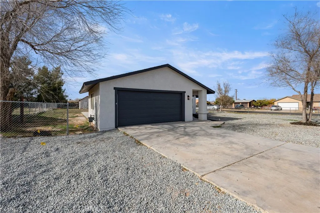 12850 Lakota Rd, Apple Valley, California 92308 home-pic-3