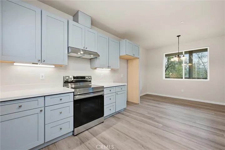 Kitchen looking toward breakfast nook.