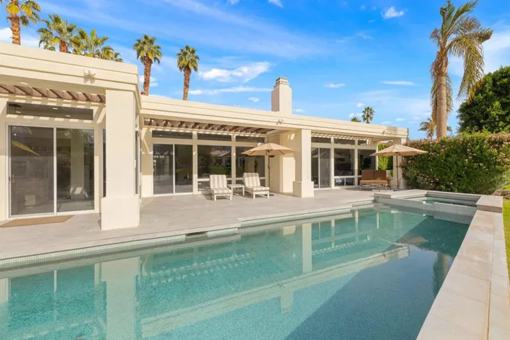 Backyard pool spa