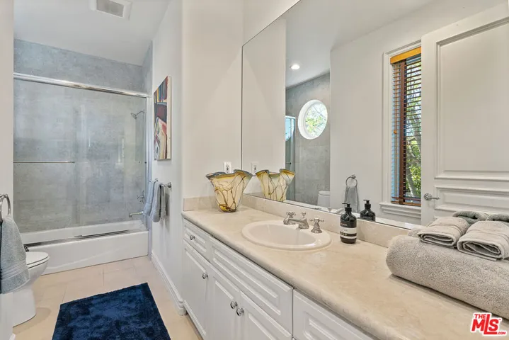 Bath of Bedroom 4