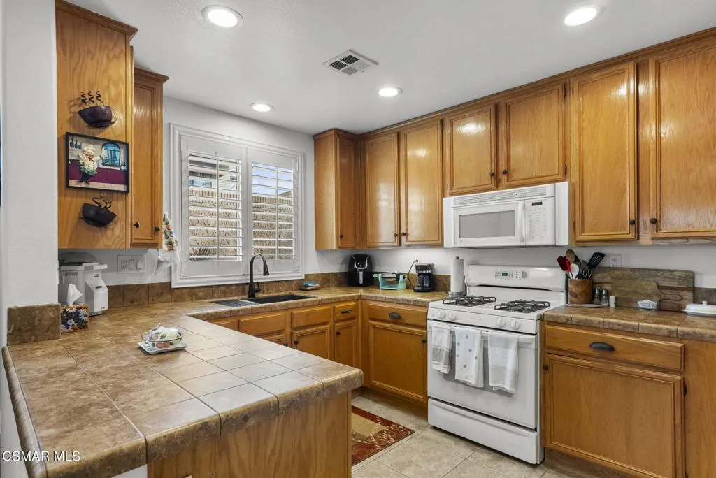 2046 Freesia Avenue, Simi Valley, California 93063 home-pic-12