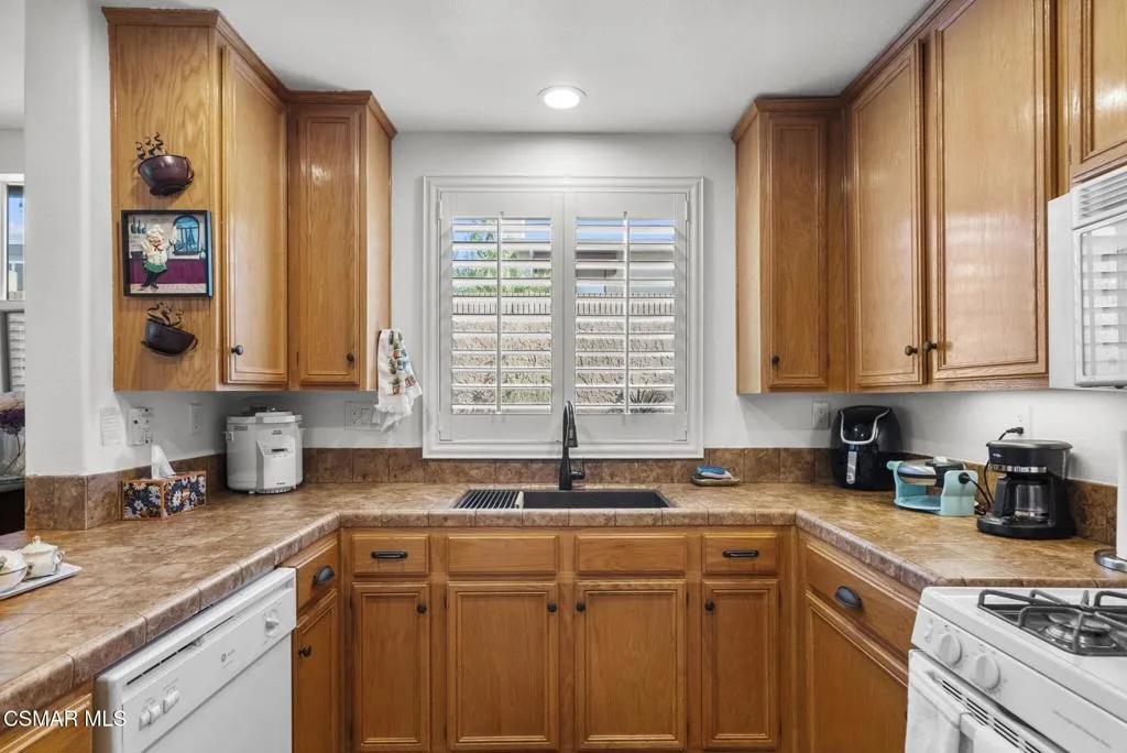 2046 Freesia Avenue, Simi Valley, California 93063 home-pic-13