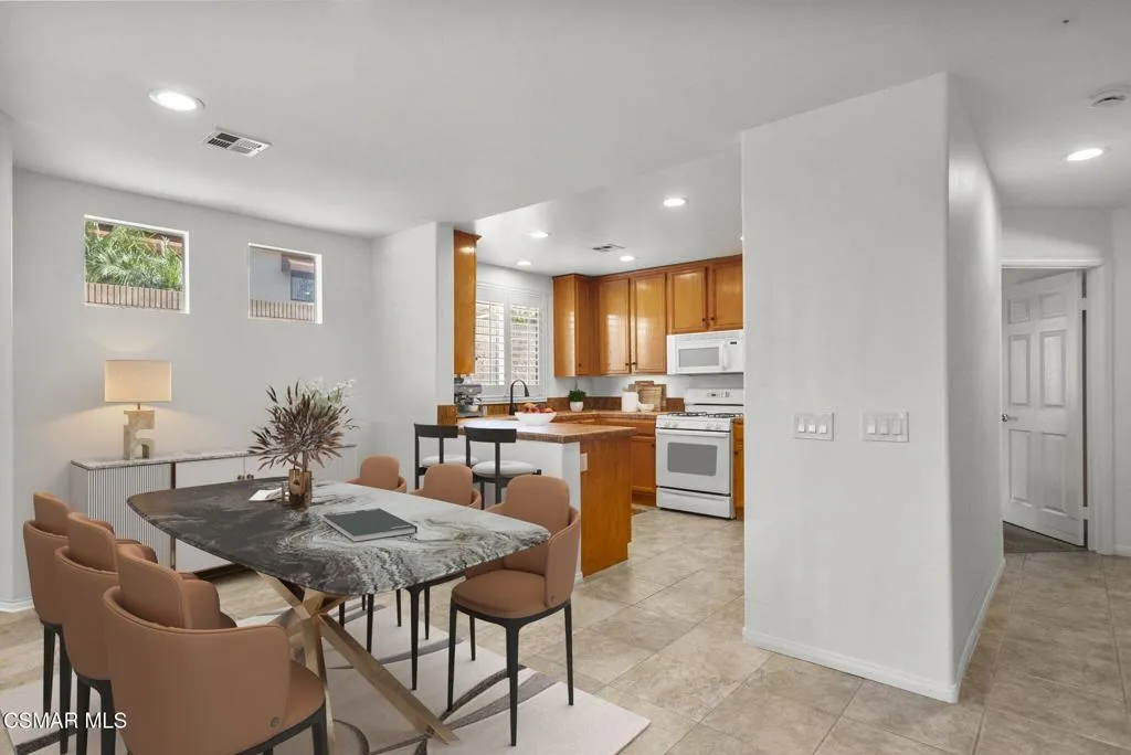 2046 Freesia Avenue, Simi Valley, California 93063 home-pic-15
