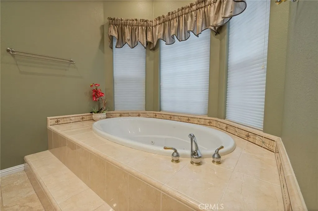 primary suite soaking tub