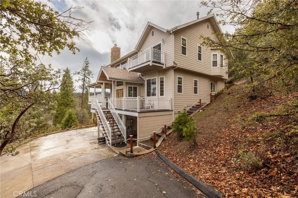 2 driveway accesses to this home