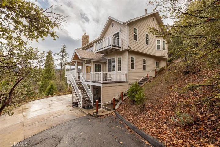 2 driveway accesses to this home