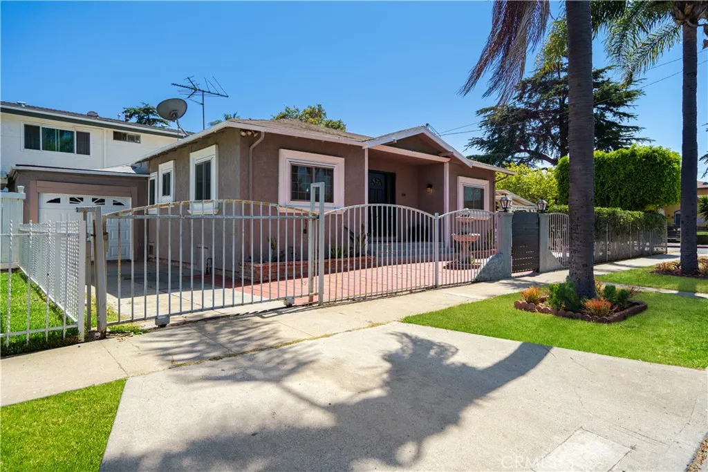 400 E Buckthorn Street, Inglewood, California 90301 home-pic-1