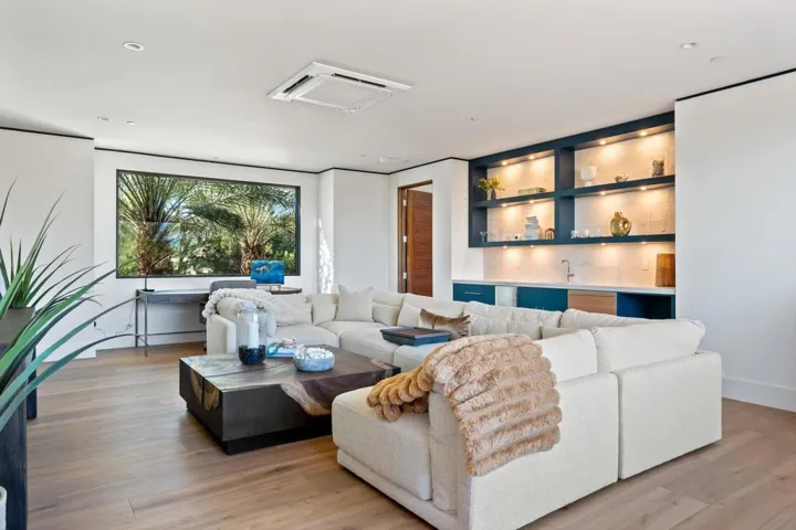 Upper Casita Living