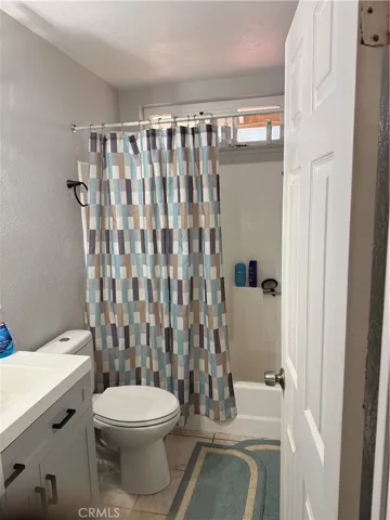 Upstairs Full Bathroom