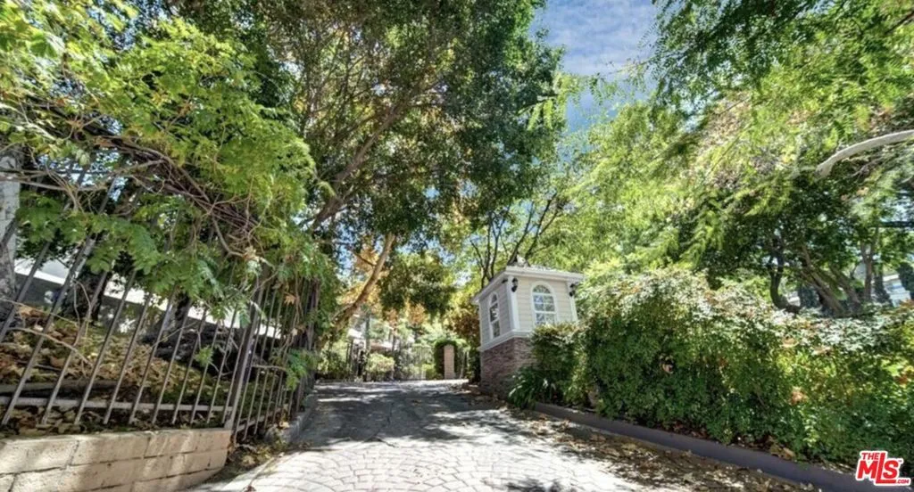 2700 Cahuenga Boulevard 2205, Los Angeles, California 90068 home-pic-1