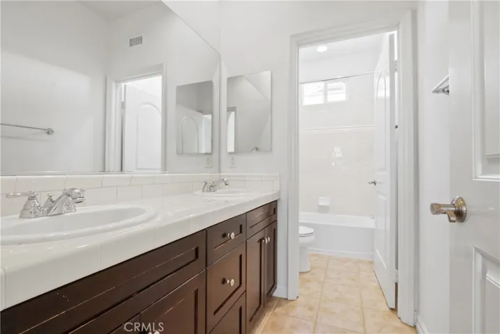 SECOND BATHROOM UPSTAIRS