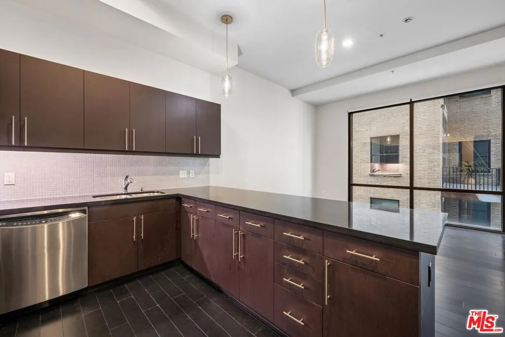 655 S Hope Street 1006, Los Angeles, California 90017 home-pic-13