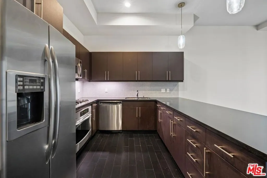 655 S Hope Street 1006, Los Angeles, California 90017 home-pic-11