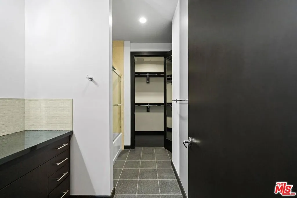 655 S Hope Street 1006, Los Angeles, California 90017 home-pic-17