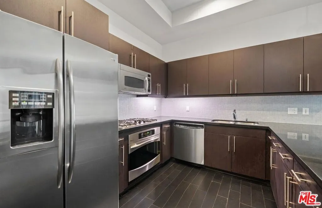 655 S Hope Street 1006, Los Angeles, California 90017 home-pic-12