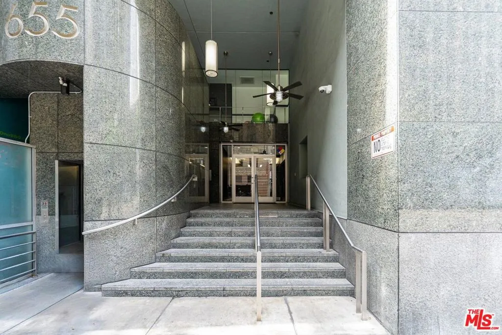 655 S Hope Street 1006, Los Angeles, California 90017 home-pic-5
