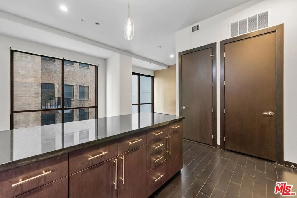 655 S Hope Street 1006, Los Angeles, California 90017 home-pic-16