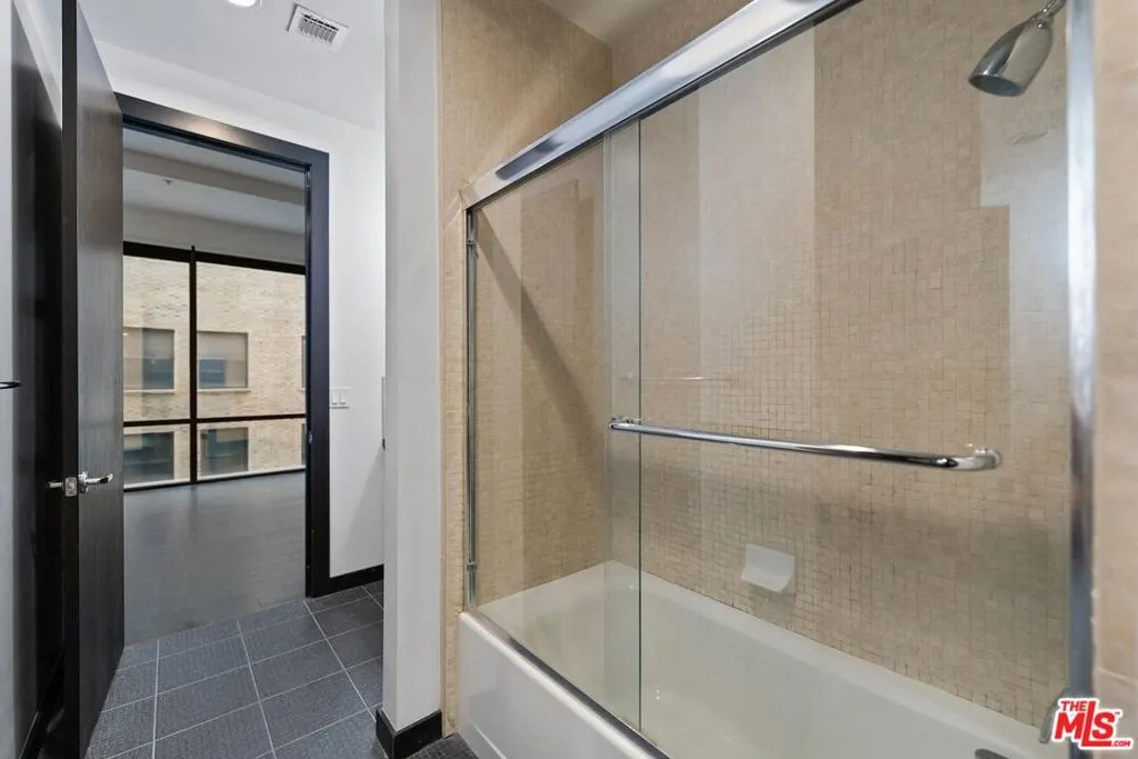 655 S Hope Street 1006, Los Angeles, California 90017 home-pic-19