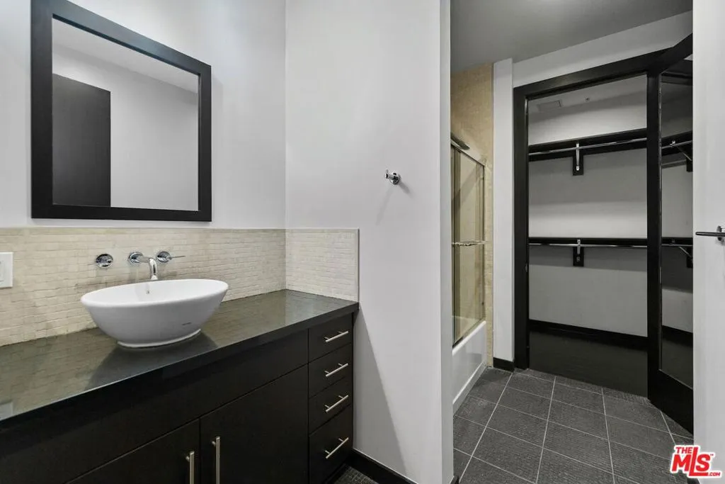 655 S Hope Street 1006, Los Angeles, California 90017 home-pic-18