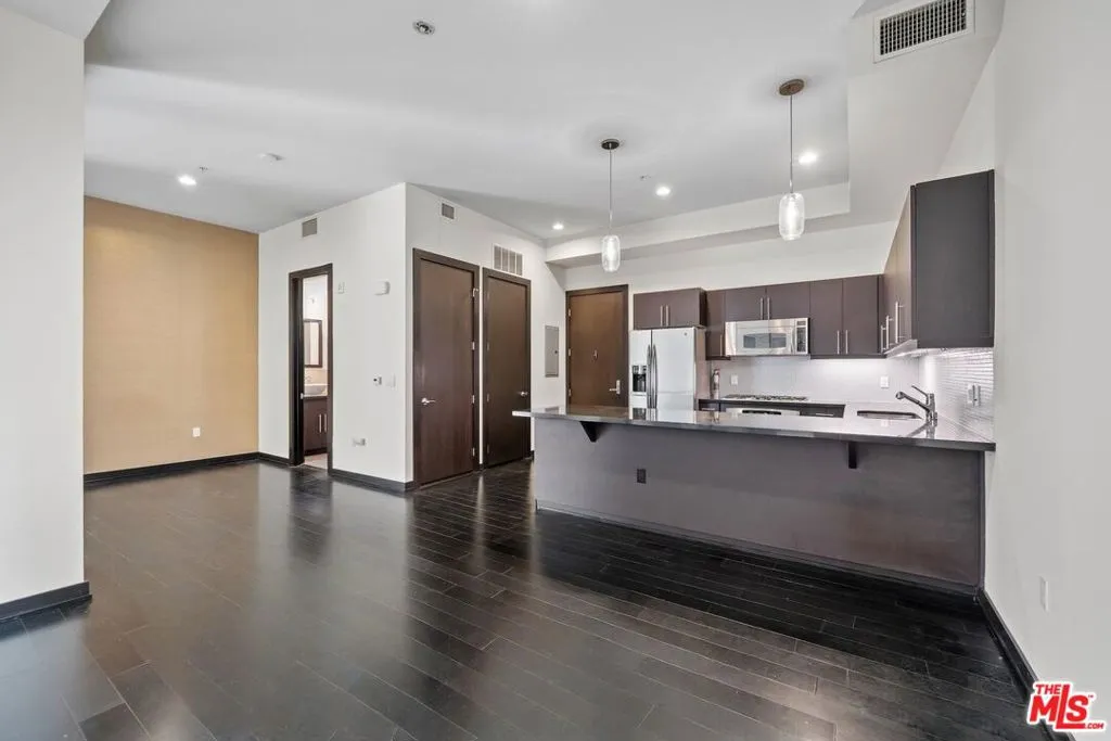 655 S Hope Street 1006, Los Angeles, California 90017 home-pic-8