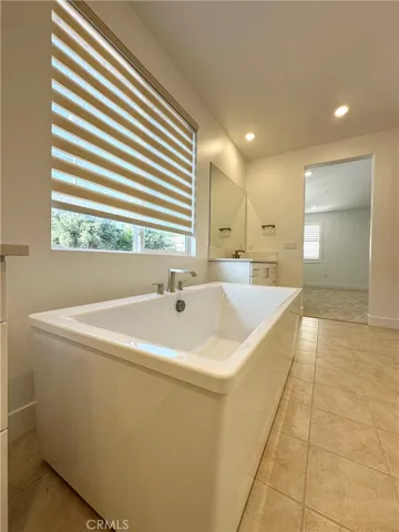 Soaking tub