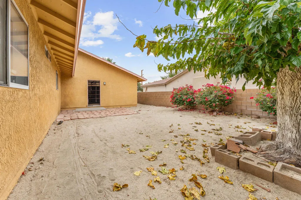 13547 Caliente Drive, Desert Hot Springs, California 92240 home-pic-19