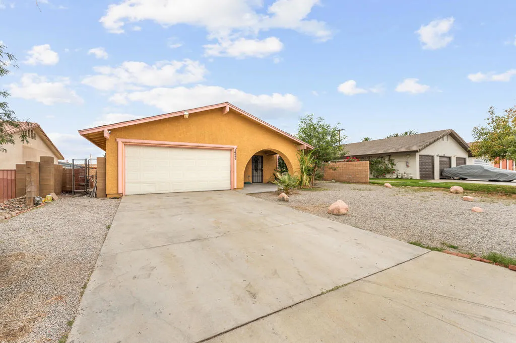 13547 Caliente Drive, Desert Hot Springs, California 92240 home-pic-3