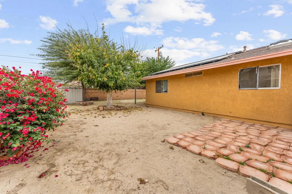 13547 Caliente Drive, Desert Hot Springs, California 92240 home-pic-18