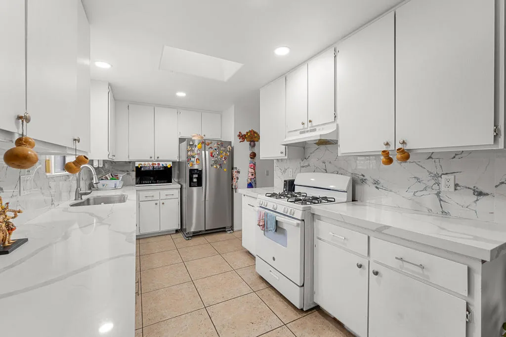 13547 Caliente Drive, Desert Hot Springs, California 92240 home-pic-12