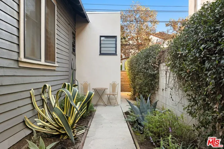 Side of 2+2 Craftsman - 1515 E