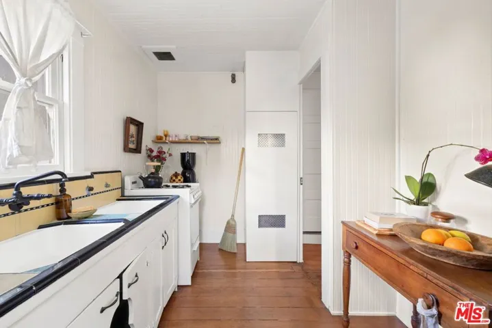 Studio Kitchen - 1515 Echo Par