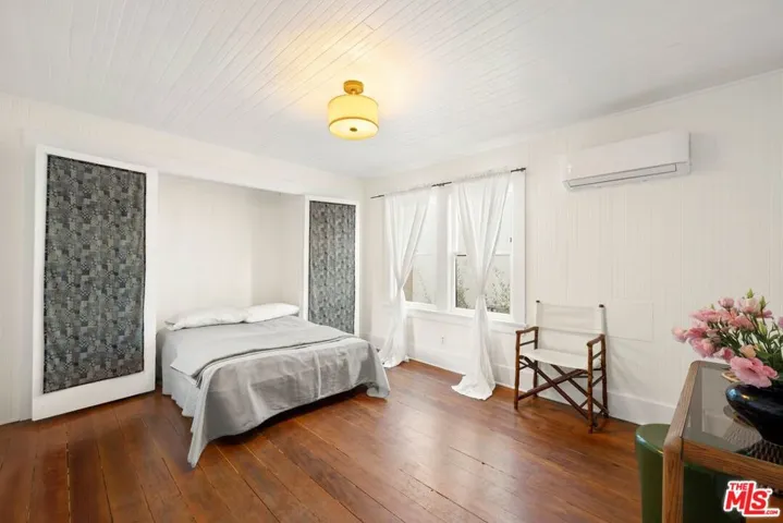 Studio Living Area - 1515 Echo