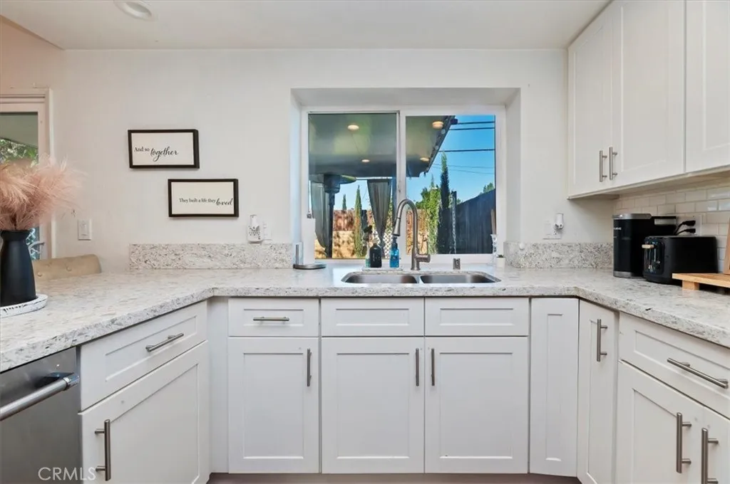 834 Robles Pl, Corona, California 92882 home-pic-18
